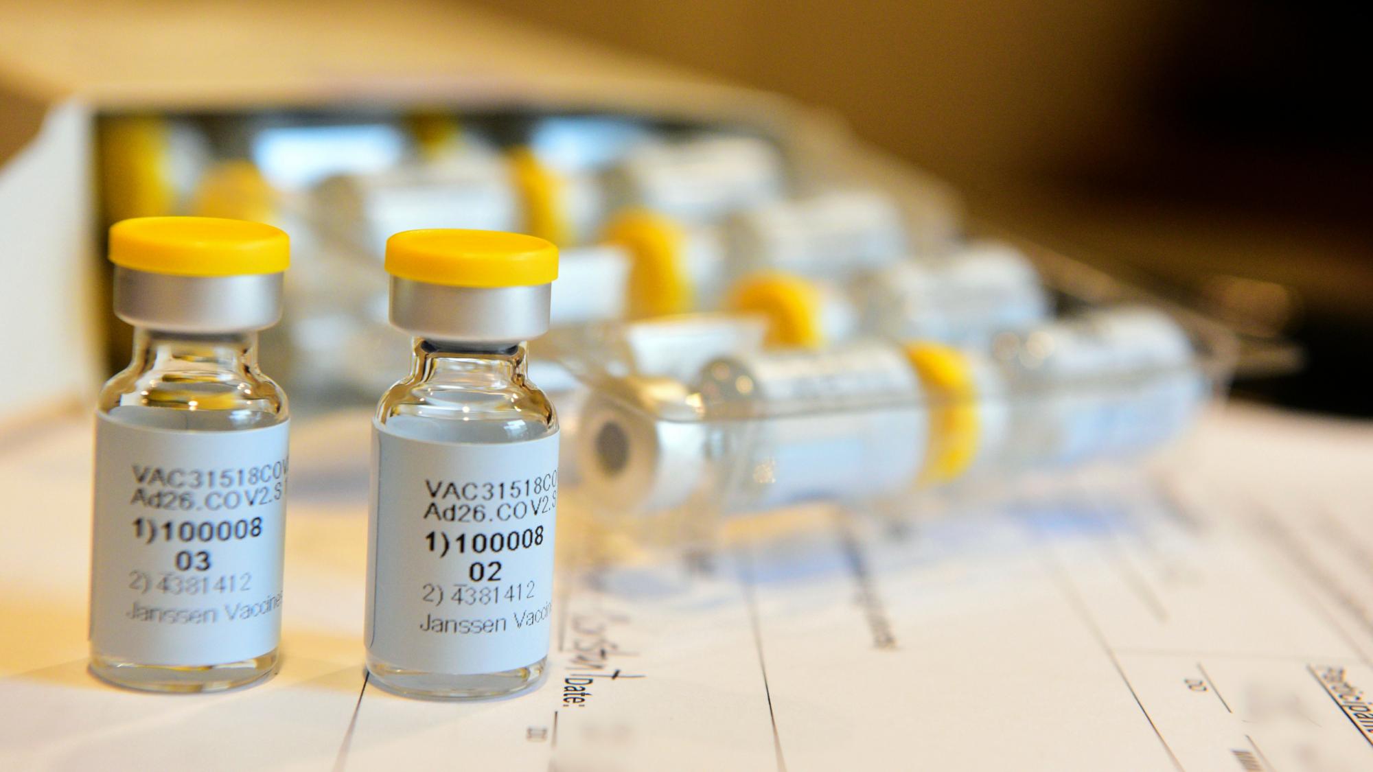 Испытания вакцины Johnson & Johnson против COVID-19 приостановили из-за "необъяснимой болезни" у одного из участников